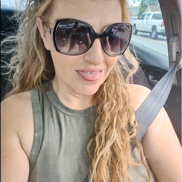 Meet your Posher .. La.La💕🛍️ - Picture 5 of 5